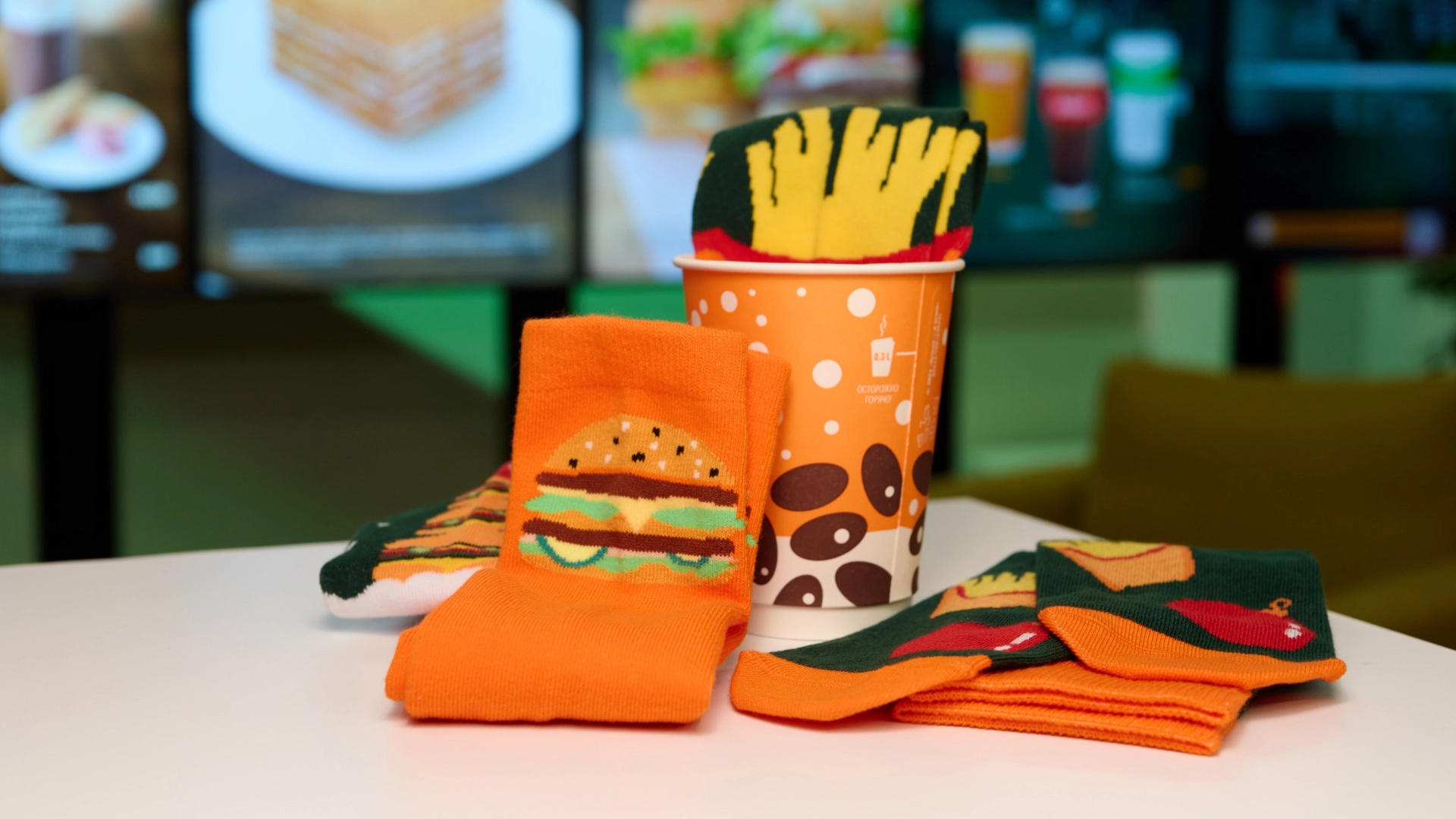 «Вкусно — и точка» запускает «Зимнее комбо» с дизайнерскими носками