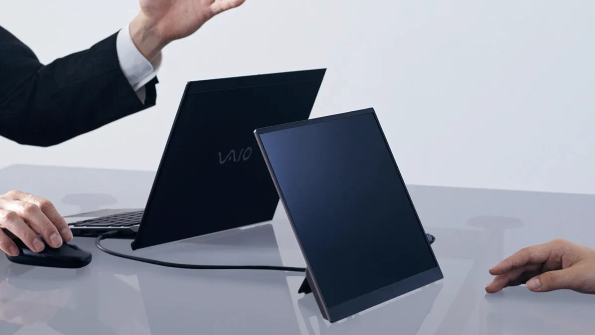 Vaio выпустила портативный монитор весом 325 грамм