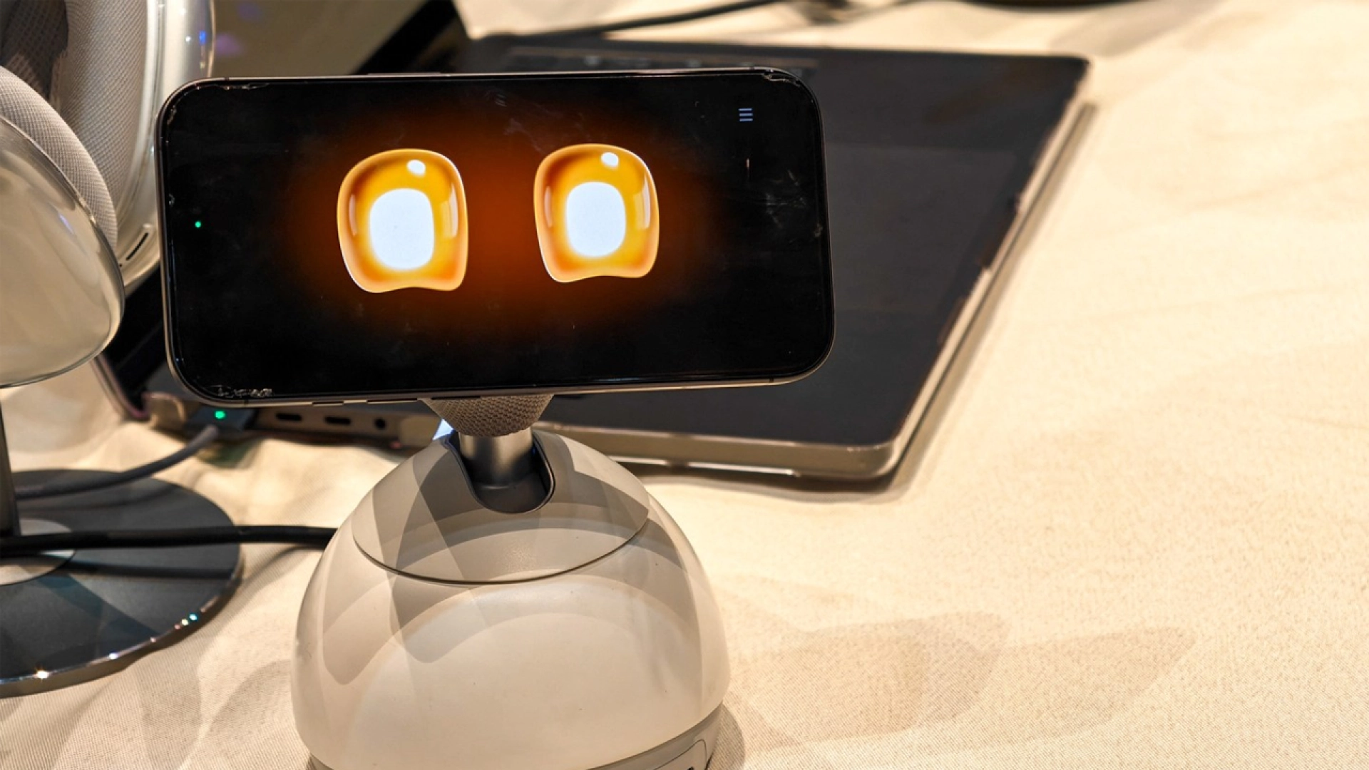 На CES 2026 показали настольную зарядку, которая превращает iPhone в робота-помощника