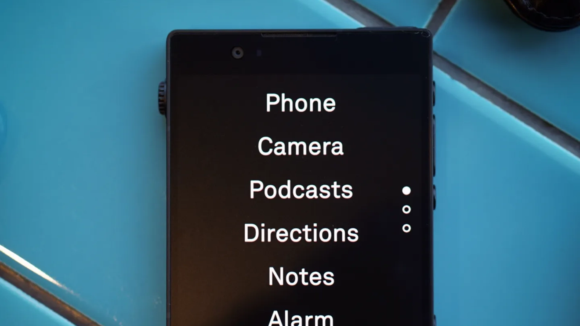 Вышел Light Phone III — новый «глупый» смартфон по цене до 799 долларов