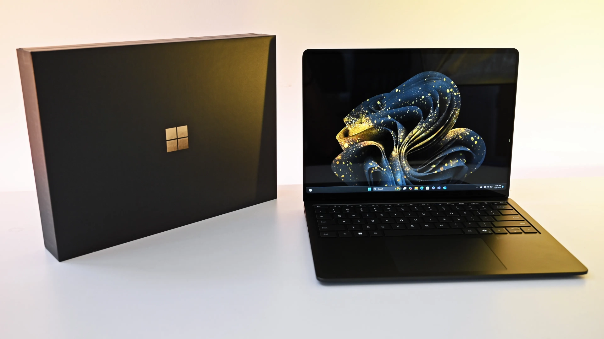 Microsoft оставила пользователя без юбилейного Surface, подменив его обычным ноутбуком