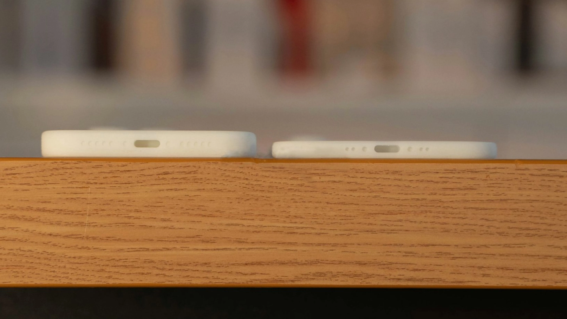 Фото: сравнение толщины макетов iPhone 17 Pro и iPhone 17 Air