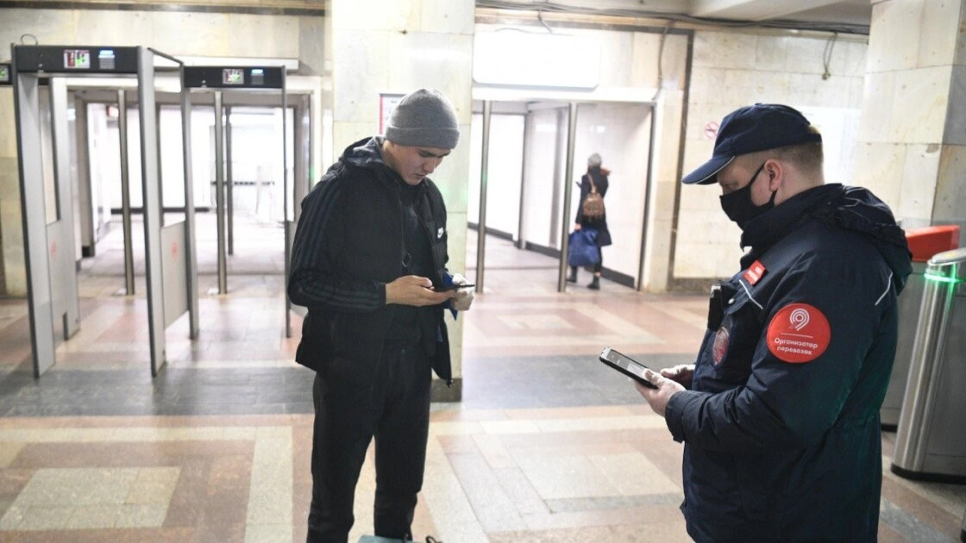 В метро Москвы могут выборочно проверять телефоны для безопасности пассажиров