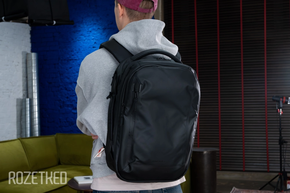 Назвать его компактным нельзя