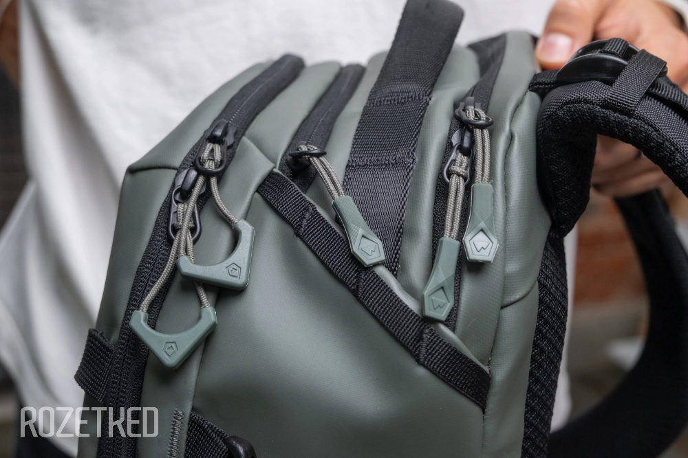 Молнии двойные, поэтому открывать можно с любой удобной стороны