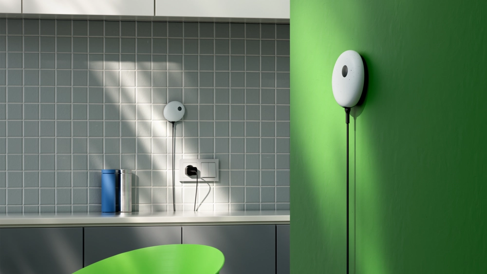 С помощью липучки на задней стенке SberBoom Micro можно закрепить на стене или любой гладкой поверхности в доме