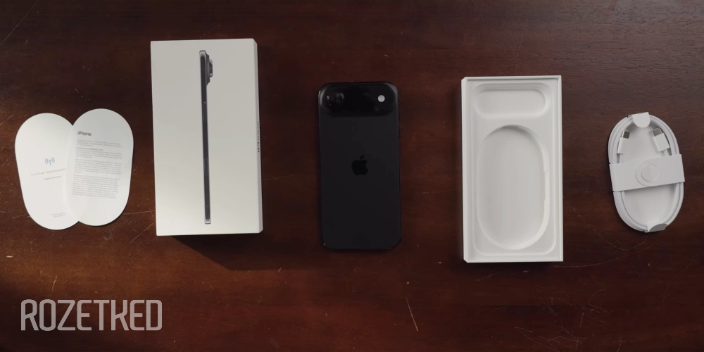 Скрепки в комплекте таких iPhone нет — только iPhone, зарядный кабель и документация