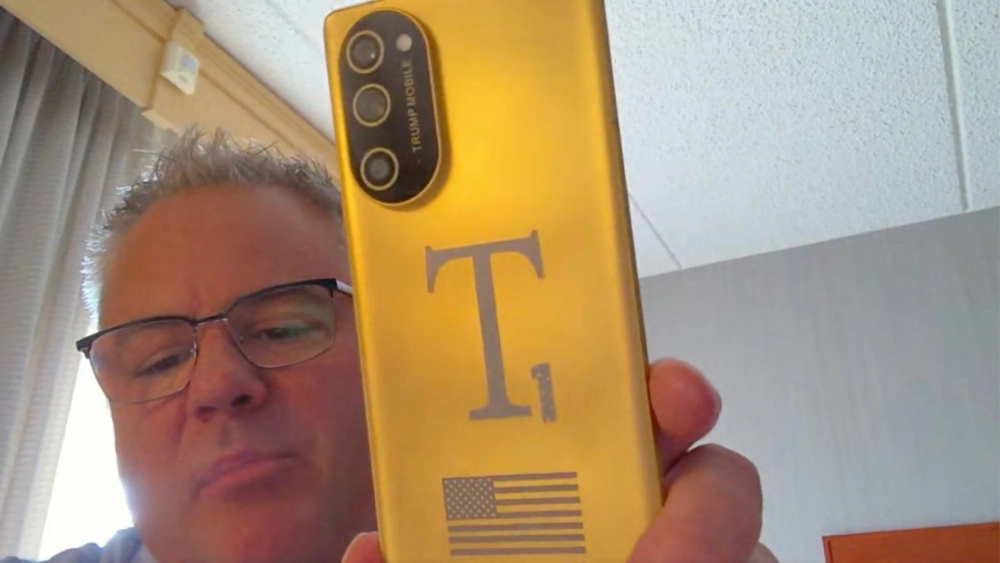 Видимо, от огромных T1 на задней панели решили избавиться.