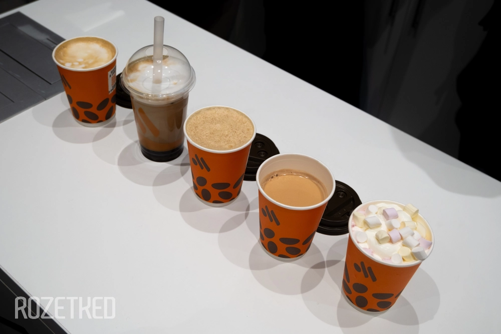 Сезонные горячие новинки «Вкусно — и точка»: капучино «Печенье с орехами», Бабл Айс Кофе, раф «Имбирный пряник», вишнёвый бамбл и розовый горячий шоколад
