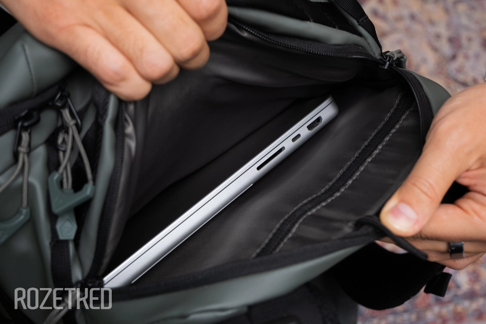 На фото MacBook Pro 14. Места ещё много