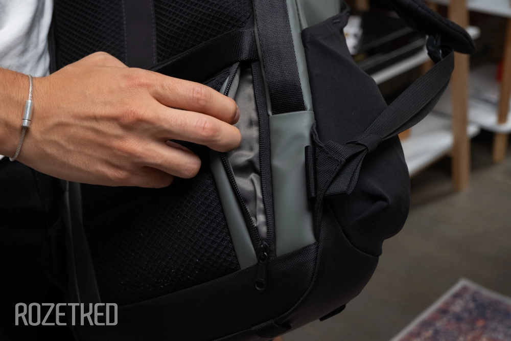 Карман небольшой по ширине, зато глубокий 