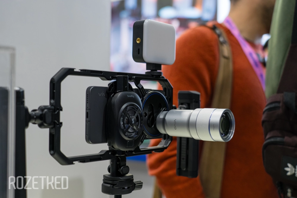 Для X300 Ultra есть наборы не только для фотографов, но и для операторов (фото с MWC 2026)