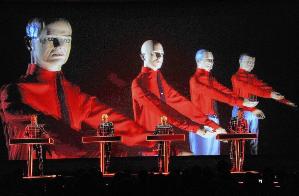 Выступления Kraftwerk — весьма необычное зрелище