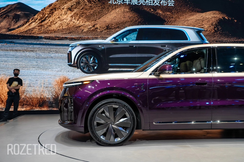 Модель, представленная на автосалоне, получила двухцветный кузов и шестиместный салон