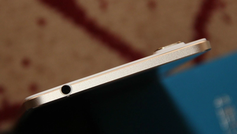 Источник: <a href="https://www.gizmochina.com/2014/12/10/vivo-x5-max-unboxing/" target="_blank" rel="noreferrer noopener">gizmochina</a>