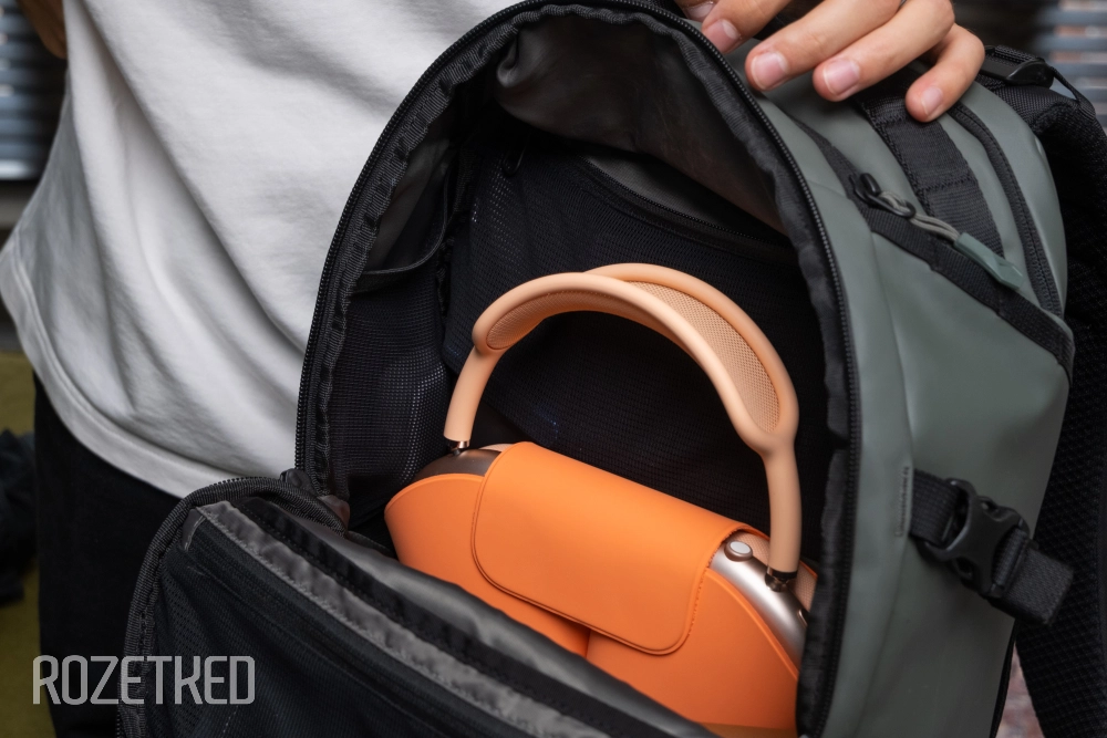 Половина рюкзака заполнена, а наушники уже частично перекрывают задний карман
