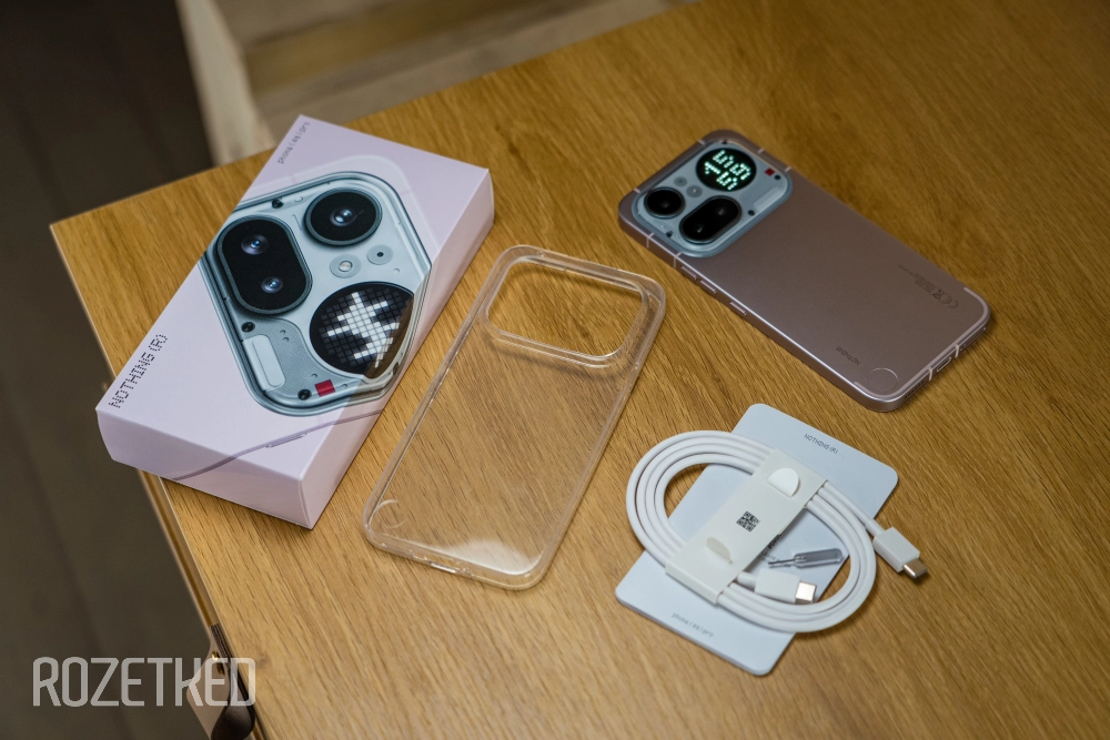 Комплект стандартный — без блока питания, но со стильной скрепкой и простым чехлом