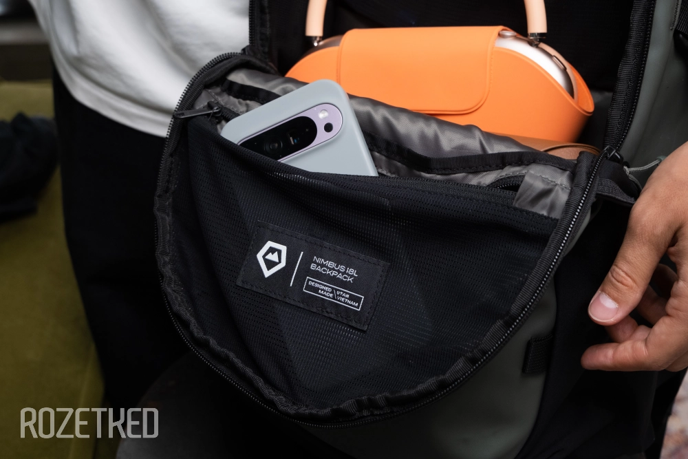 Странное, но оригинальное решение. А ещё за ним спрятан маленький кармашек для AirTag