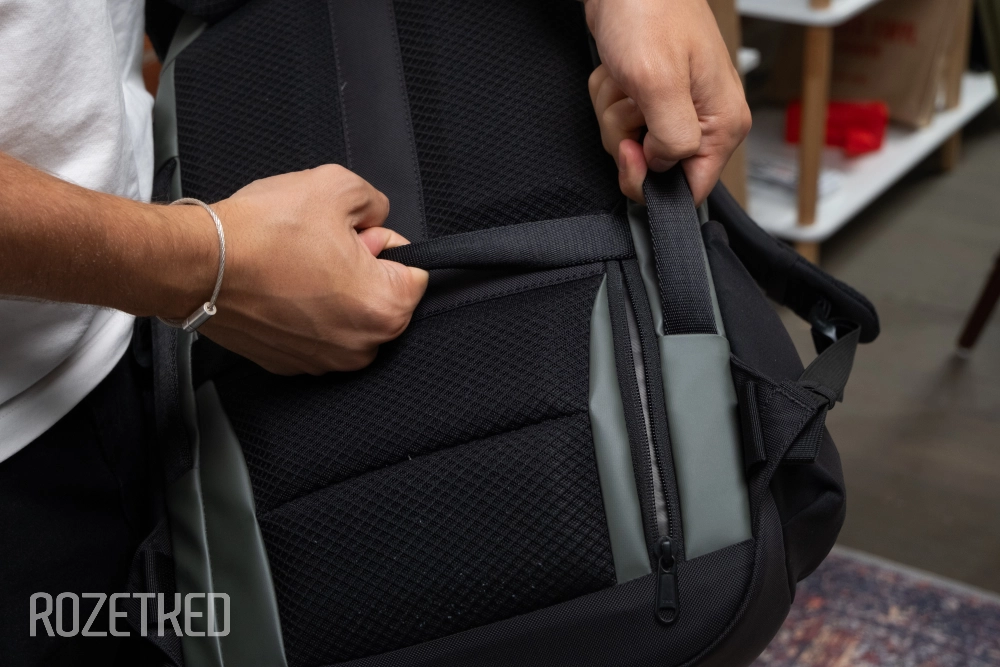 Ручки и лямка для чемодана сделаны из одного материала