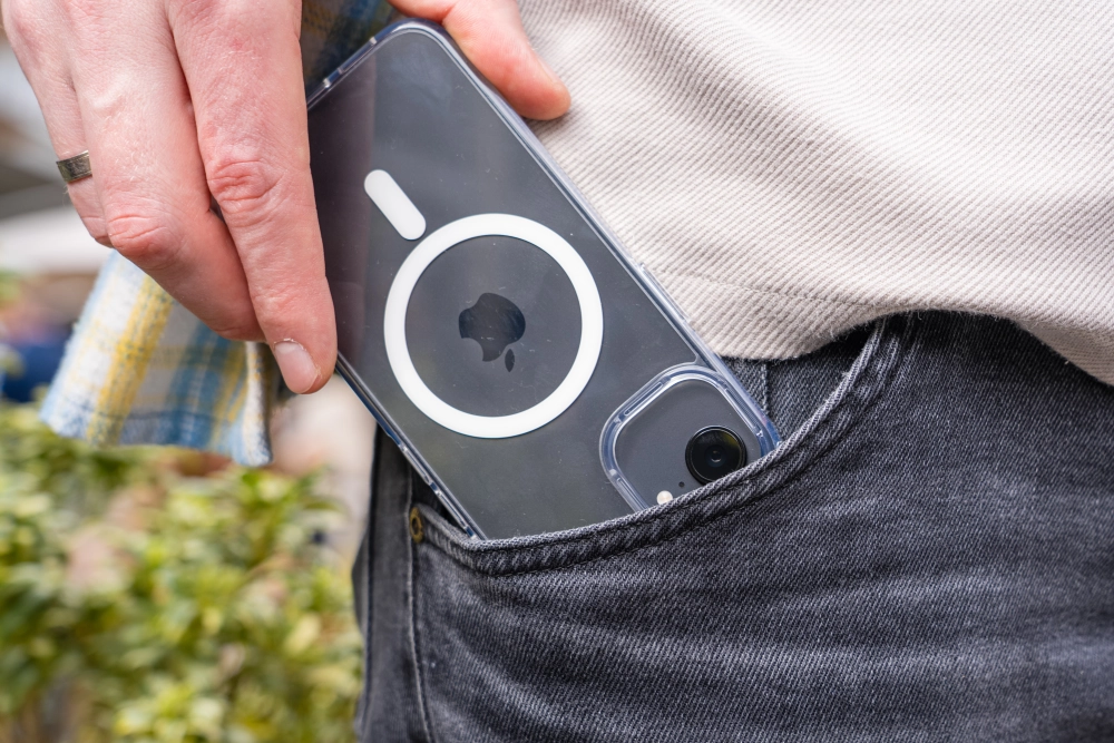 iPhone 16e в MagSafe-чехле от iPhone 14