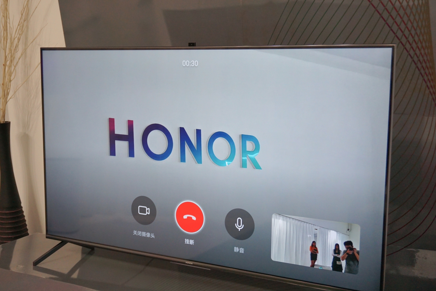 Фотографии операционной системы HarmonyOS на телевизоре Honor Vision -  Rozetked.me