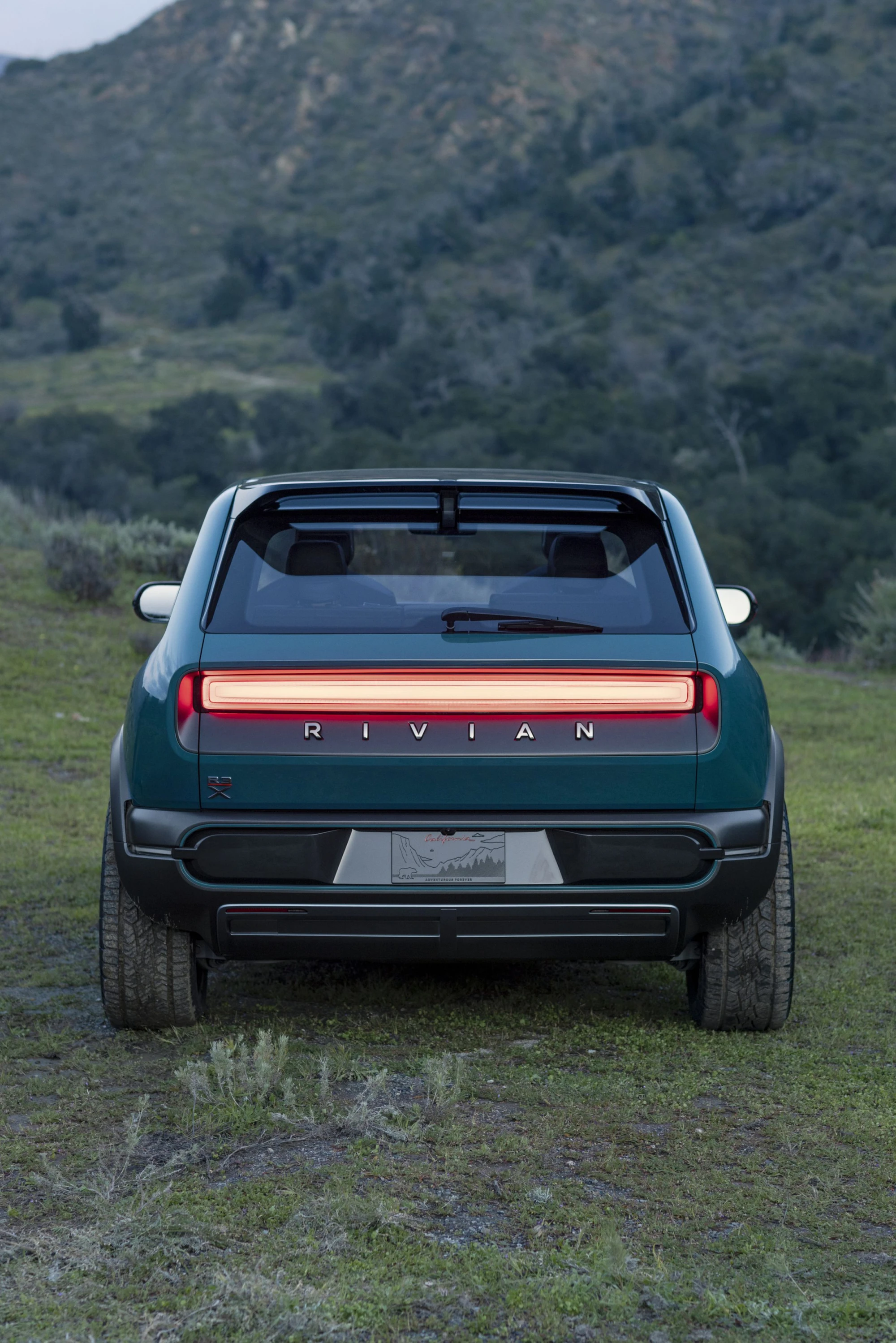 Rivian показала электрические внедорожники R3 и R3X - Rozetked.me