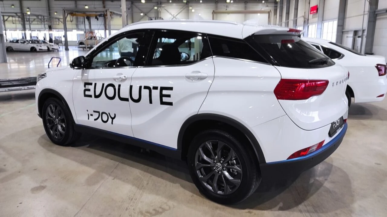 В Москве заработал первый автосалон под брендом Evolute - Rozetked.me