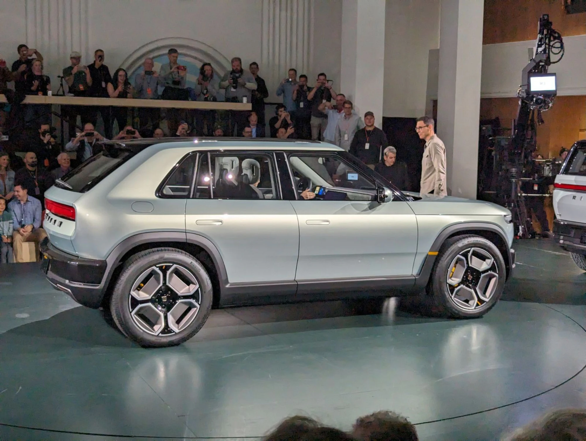 Rivian показала электрические внедорожники R3 и R3X - Rozetked.me